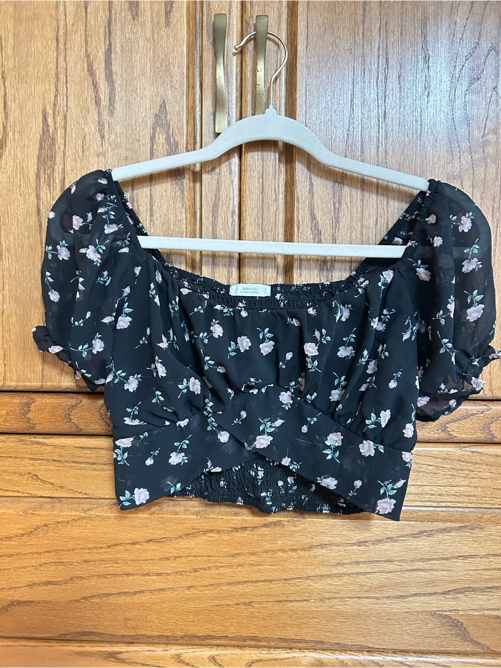 Active USA Black Floral Puff Sleeve Crop Top
